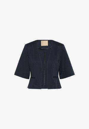 Blazer bleu marine à manches courtes, fabriqué en tissu lisse avec un design ajusté. Il présente une ouverture sur le devant et deux poches avant avec des accents noirs.