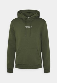 Felpa con cappuccio verde oliva realizzata in tessuto morbido, con cappuccio regolabile tramite coulisse, tasca frontale e testo stampato bianco sul petto. Design semplice.