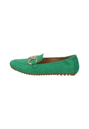 Scarpa piatta verde in suede con punta rotonda, dettaglio in metallo dorato e suola testurizzata per una buona presa. Design semplice, profilo basso e senza lacci visibili.