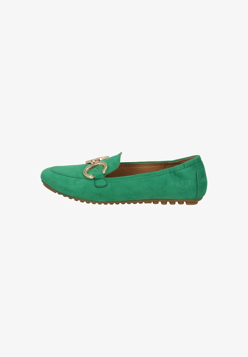 Zapato plano de ante verde con punta redonda, acentos de hardware dorado y suela texturizada para mayor adherencia. Diseño simple, perfil bajo y sin cordones visibles.