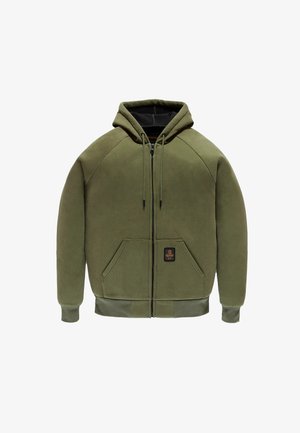 Felpa con zip di colore verde oliva, con interno nero, maniche raglan, cappuccio regolabile con cordino, tasche frontali e un logo ricamato sulla tasca.