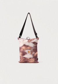 Sac à motifs marron et blanc avec une sangle noire réglable, doté d'une étiquette logo rectangulaire au centre et d'une poignée supérieure.