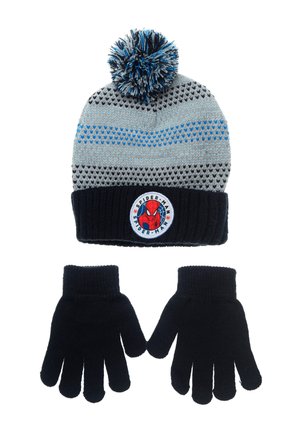 Berretto lavorato a maglia grigio e blu a righe con bordo nero e pompon, abbinato a guanti neri lavorati a maglia. Caratterizzato da una toppa di Spider-Man sul berretto.