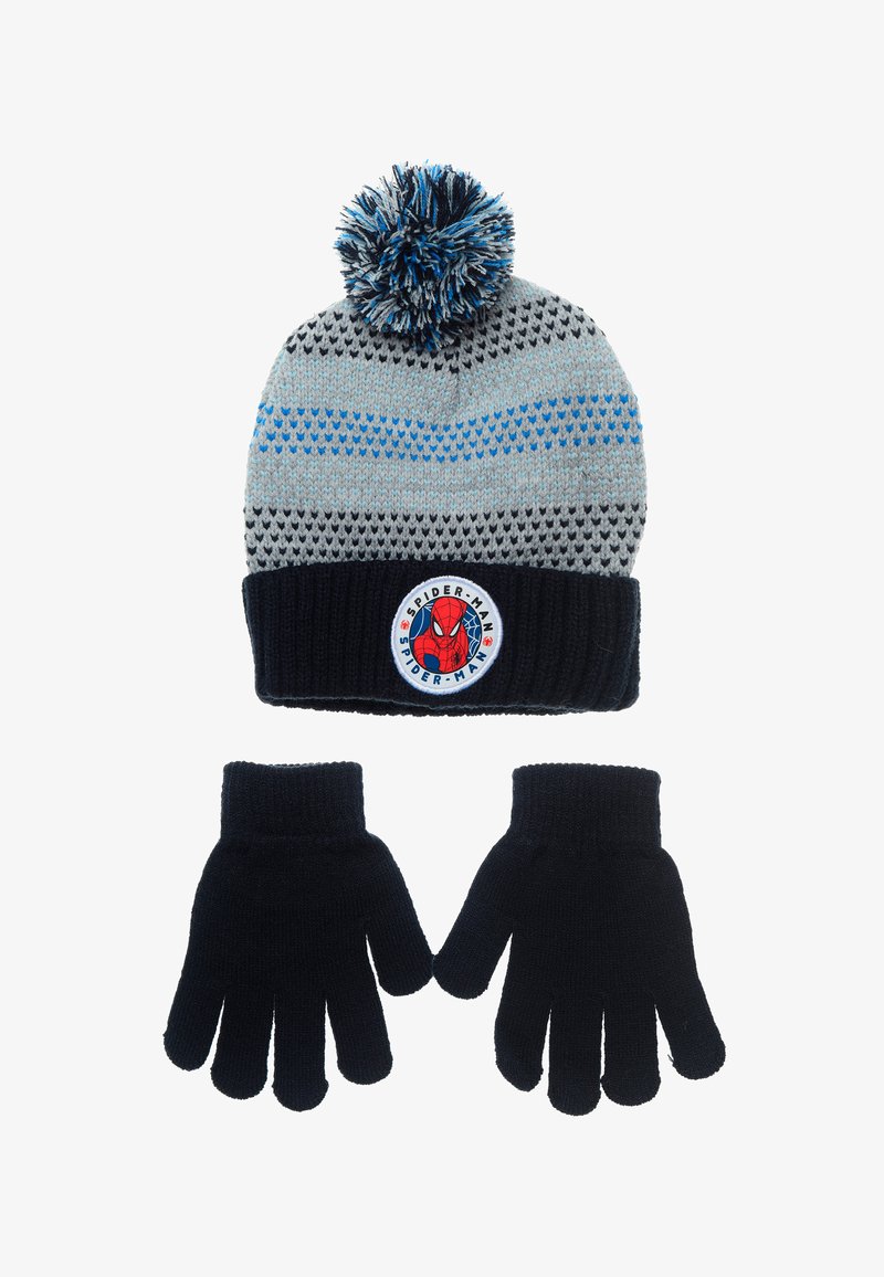 Bonnet en tricot gris et bleu rayé avec un revers noir et un pompon, associé à des gants en tricot noirs. Dispose d'un patch Spider-Man sur le bonnet.
