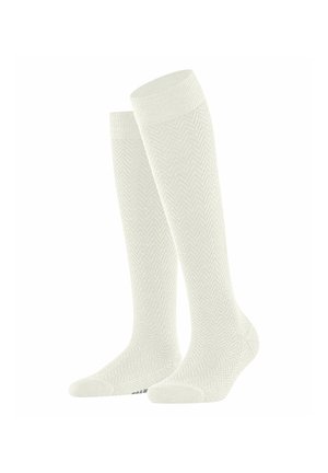 Witte kniehoge sokken met een visgraatpatroon, geribbelde bovenrand en een gladde textuur, met een subtiele glans op de stof.