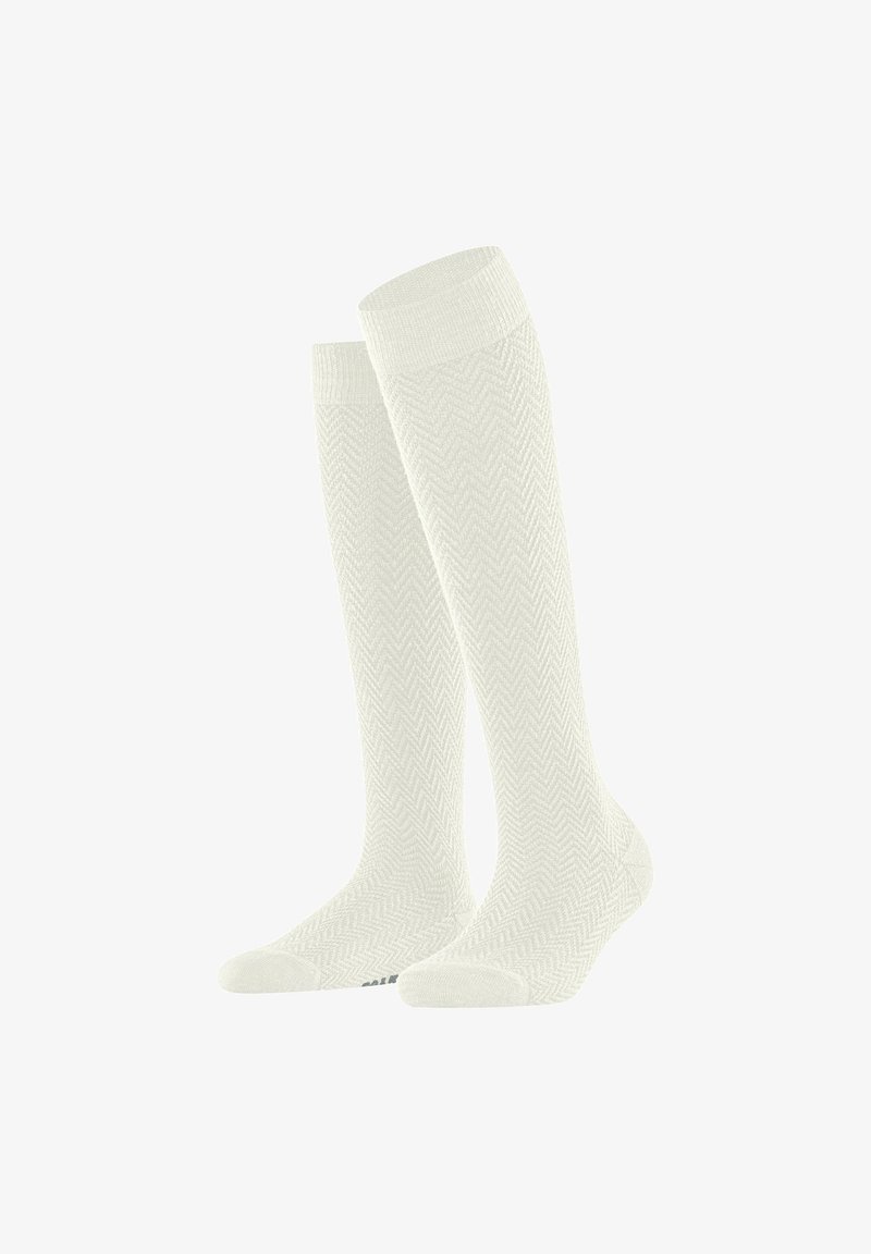 Calze bianche fino al ginocchio con un motivo a spina di pesce, banda superiore a coste e una texture liscia, caratterizzate da una leggera lucentezza del tessuto.