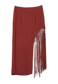 Jupe longue couleur rouille avec un ourlet asymétrique et de longues franges en macramé d'un côté.