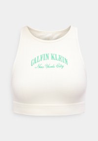Λευκό ριμπ κοντό τοπ χωρίς μανίκια με κεντημένο πράσινο κείμενο "Calvin Klein New York City" στο μπροστινό μέρος.