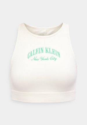 Haut court blanc côtelé sans manches avec le texte vert "Calvin Klein New York City" brodé sur le devant.