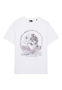 Camiseta de algodón blanca con un diseño gráfico que presenta una calavera rodeada de rosas y el texto "AMOR O ODIADO" en impresión negra y plateada.
