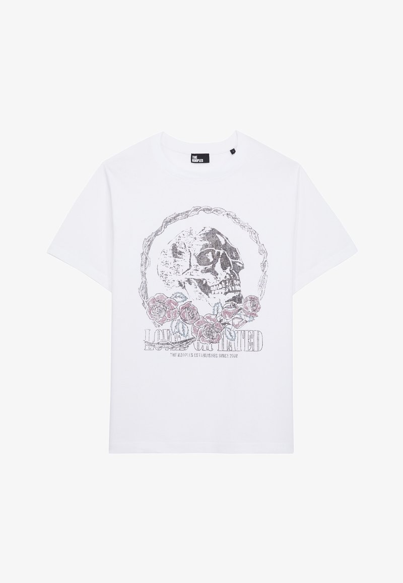 Camiseta de algodón blanca con un diseño gráfico que presenta una calavera rodeada de rosas y el texto "AMOR O ODIADO" en impresión negra y plateada.