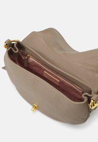 Coccinelle MAGIE SOFT - Borsa a mano - warm taupe