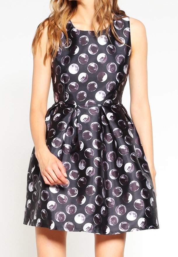 Černé bezramínkové šaty s úzkým korzetem a rozšířenou sukní, zdobené velkými bílými a šedými puntíky na hladkém materiálu.