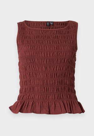 Blusa sin mangas texturizada de color burdeos con tela smock y dobladillo con volantes, cuello redondo, extendida sobre un fondo blanco.