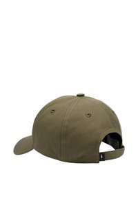 Gorra de béisbol verde oliva con visera curva, correa ajustable y orificios de ventilación. Presenta una pequeña etiqueta con el logo en el lateral.