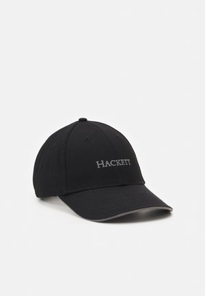 Sort Hackett baseballcap med buet skygge og broderet logo foran, vist mod en ensartet hvid baggrund.