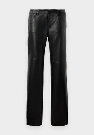Pantalons en cuir noir avec une coupe droite, dotés d'une taille à boutons, de cinq poches et de coutures visibles le long des coutures.