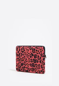 Funda para laptop con estampado de leopardo, fondo vibrante en rosa y manchas negras, con cierre de cremallera y tejido texturizado.