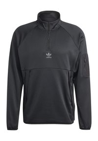 Svart Adidas långärmad tröja med kvartslång dragkedja, hög krage, logotyp fram, sidofickor och ficka med dragkedja på vänster ärm.