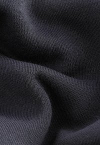 Dunkelblauer Stoff mit einer glatten, strukturierten Oberfläche, die ein feines Rippmuster und einen weichen, flexiblen Fall aufweist.