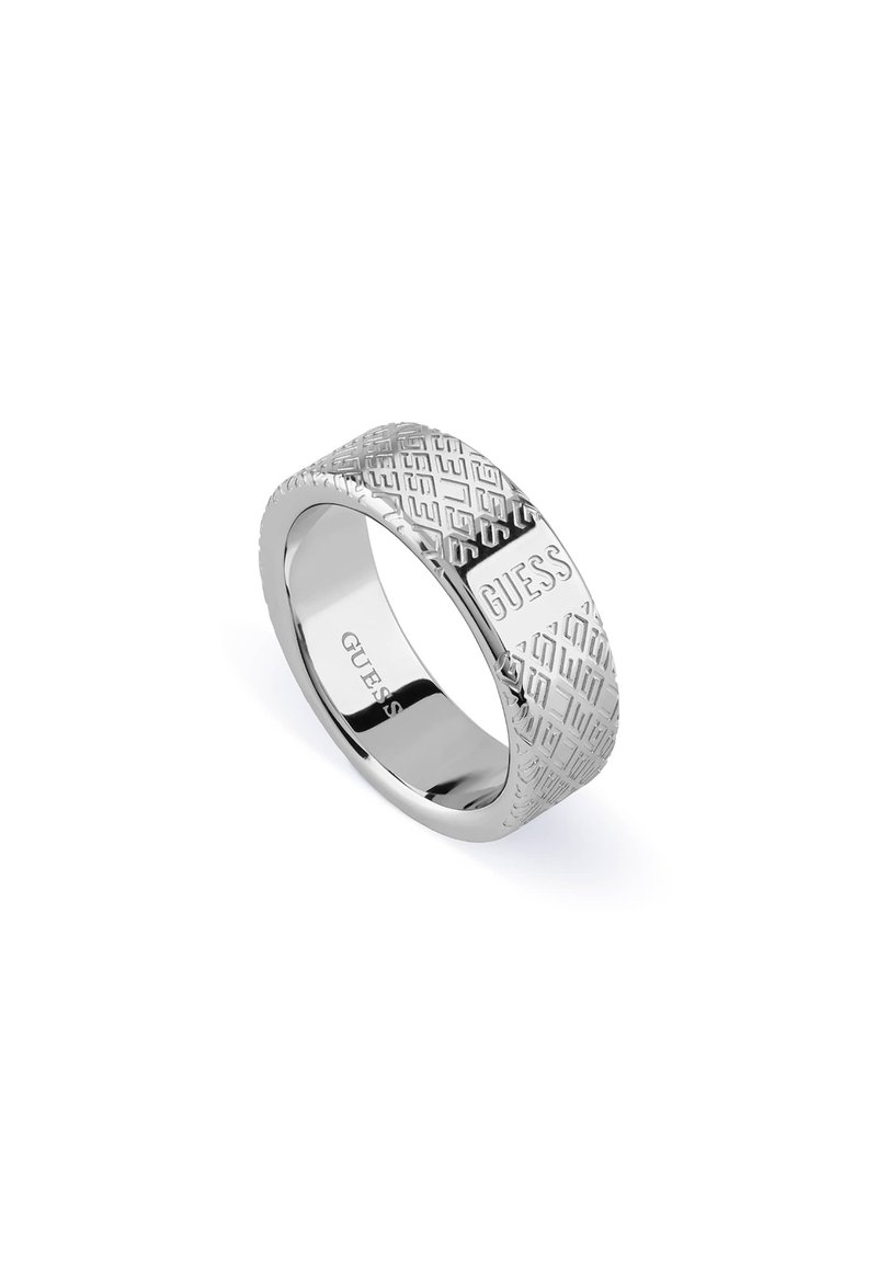 Zilveren ring met een gestructureerd oppervlak met een reliëfpatroon en de merknaam "GUESS" aan de zijkant. Gladde binnenring.