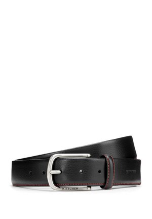Zwarte leren riem met zilverkleurige metalen gesp, rood stiksel detail en merknaam "Wittchen" gegraveerd op de gesp en lus van de riem.