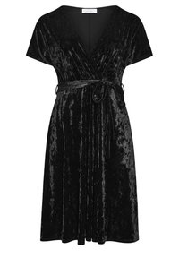 Černé sametové šaty s krátkými rukávy, výstřihem do V, páskem v pase a sklady na sukni. Hladká textura s jemným leskem po celé ploše.