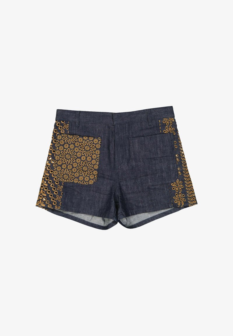Short en jean avec deux poches avant, une simple et une avec broderie florale jaune et détails œillets sur les panneaux latéraux.