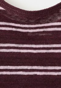 Gros plan sur un pull en maille bordeaux avec des rayures horizontales rose clair et un col rond côtelé.