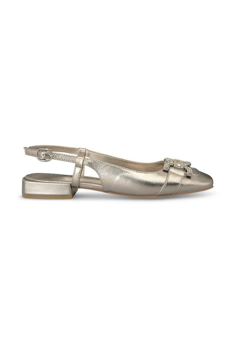 Ballerines argentées métalliques avec un petit talon carré, bout rond et détail de nœud décoratif sur l'avant. Texture lisse et brillante.