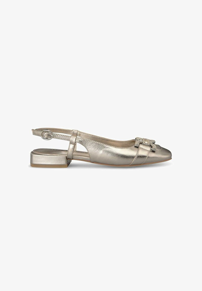 Ballerine slingback argento metallico con tacco basso a blocco, punta arrotondata e dettaglio a fiocco decorativo sul davanti. Texture liscia e lucida.