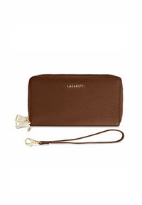 Cartera de cuero marrón con textura de grano, detalles en hardware dorado y una correa de muñeca desmontable. Cuenta con cierre de cremallera y etiqueta de la marca.