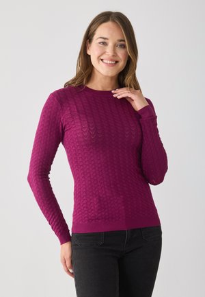Maglione magenta a maniche lunghe con motivo a diamante testurizzato, colletto e polsini a costine, design aderente e tessuto morbido.