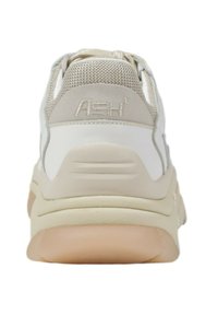 Sneaker bianco e beige con una parte superiore in rete testurizzata, forma arrotondata, colletto imbottito e dettaglio del logo sul retro. Suola in gomma.