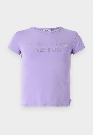 T-shirt en coton violet à manches courtes, arborant la phrase "LA FÊTE ARRIVE" en strass à l'avant. Encolure ronde, coupe décontractée.