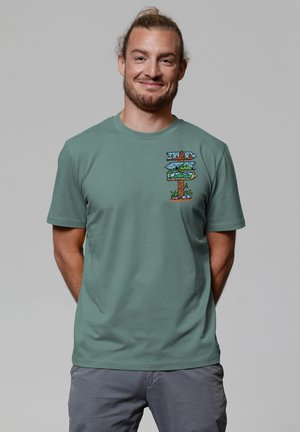ADVENTURE IS EVERYWHERE - Print T-shirt - green bay