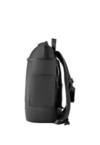 Zaino nero e elegante con spallacci imbottiti, tasca frontale con cerniera e design minimalista, mostrato di lato.