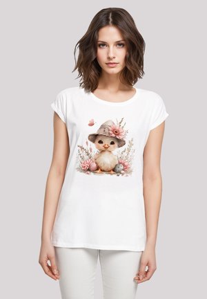 Weißes Baumwoll-T-Shirt mit einer gedruckten Illustration eines Kükens, das einen mit Blumen geschmückten Strohhut trägt, umgeben von rosa Akzenten.