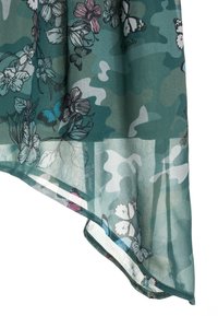 Przezroczysta, lekko opływowa tkanina w odcieniach teal, z nadrukiem kwiatów i motyli. Posiada falujący dół i subtelny wzór kamuflażu w tle.