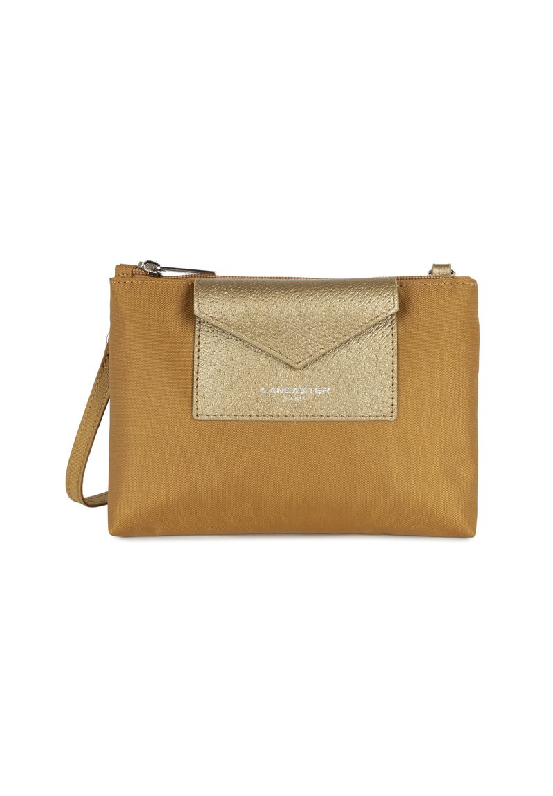 Beige Nylon-Clutch mit einem metallisch goldenen Klappverschluss. Verfügt über einen Reißverschluss und einen verstellbaren Handgurt. Glatt im Griff mit dezentem Branding.