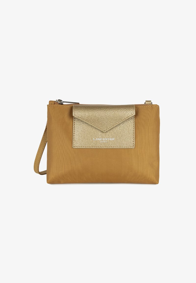 Beige Nylon-Clutch mit einem metallisch goldenen Klappverschluss. Verfügt über einen Reißverschluss und einen verstellbaren Handgurt. Glatt im Griff mit dezentem Branding.