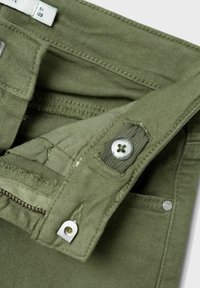 Pantalons en coton vert olive avec fermeture à bouton métallique, braguette zippée et détails de couture subtils. Comprend une petite poche à l'intérieur de la taille.