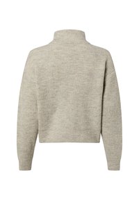 Pull gris clair à côtes avec un col montant, un design court et des épaules tombantes. Texture douce avec des variations subtiles de couleur.