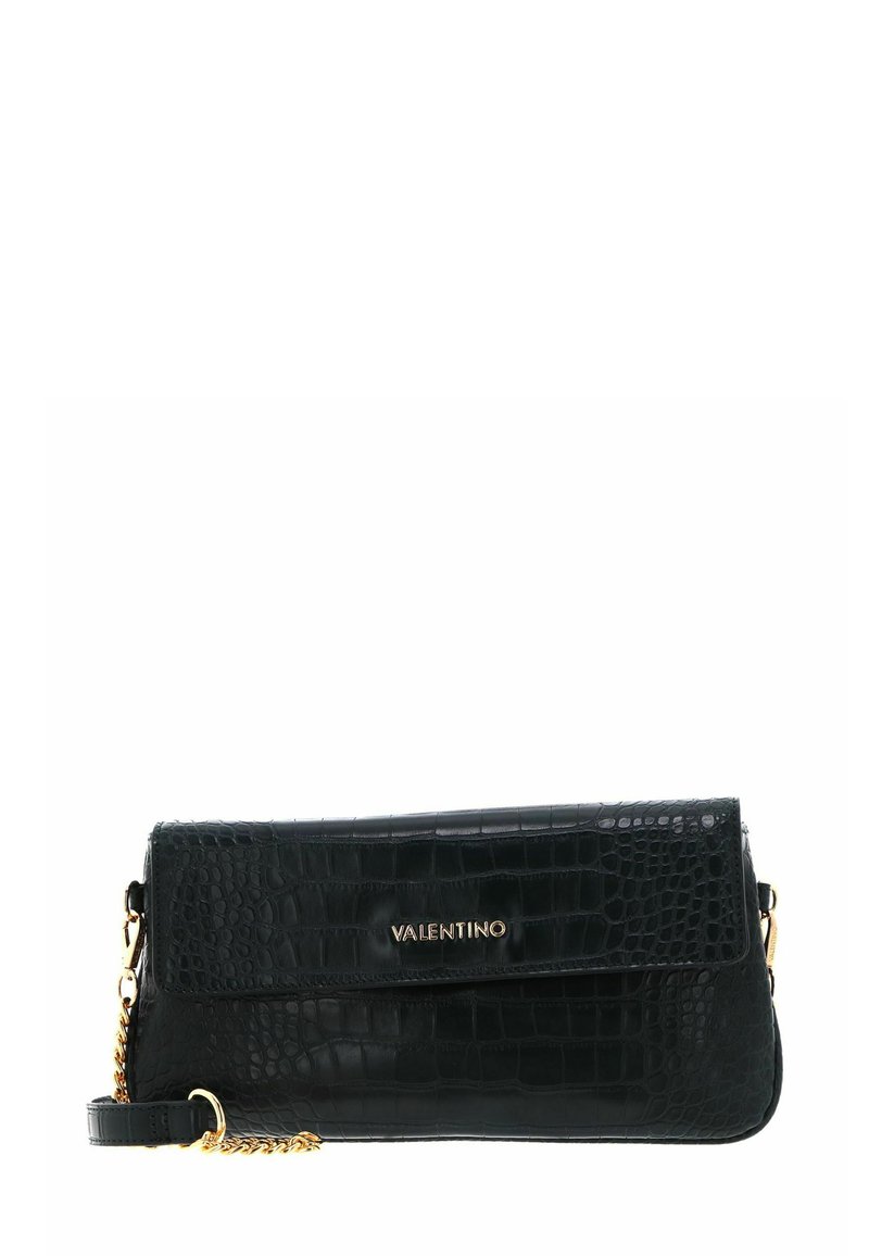 Pochette Valentino noire à texture crocodile, avec une bandoulière chaîne dorée et un logo doré sur le rabat avant.
