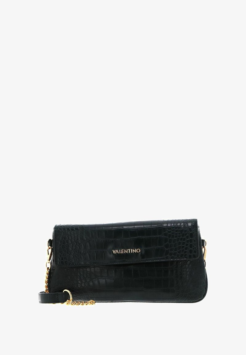 Pochette Valentino noire à texture crocodile, avec une bandoulière chaîne dorée et un logo doré sur le rabat avant.