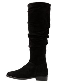 Knöchelhohe schwarze Wildlederstiefel mit einem leicht heruntergezogenen Design, strukturierten Oberflächen, runder Zehenform und niedrigem Absatz. Glatte Stoffoberfläche.