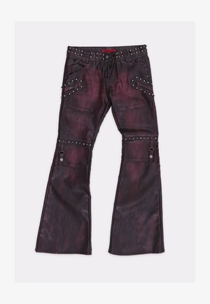 Gepfefferte Schlaghosen aus tiefrotem Kunstleder, mit metallischen Nietenakzenten entlang der Taille und Taschen sowie seitlichem Riemendetail.