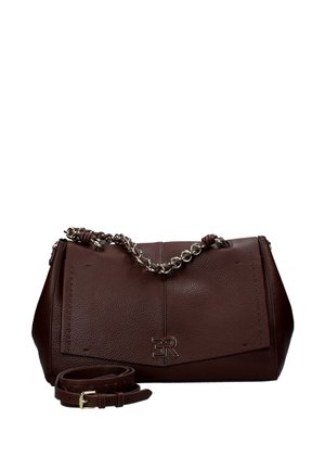 Borsa a mano in pelle marrone con finitura testurizzata, dotata di tracolla in catena argentata, di una tracolla in pelle removibile e di un dettaglio con logo impresso.
