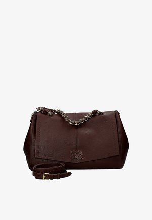 Borsa a mano in pelle marrone con finitura testurizzata, dotata di tracolla in catena argentata, di una tracolla in pelle removibile e di un dettaglio con logo impresso.