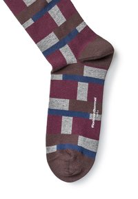 Gemusterte Socke mit burgunderrot, grau, braun und blauen rechteckigen Designs. Material: weiche Strickware mit geripptem Bund; Markenlogo an der Sohle.